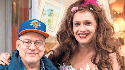 Filmemacher Rosa von Praunheim mit Drag Queen Juwelia vor ihrer Salongalerie in der Neuköllner Sanderstraße. 