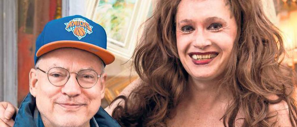 Filmemacher Rosa von Praunheim mit Drag Queen Juwelia vor ihrer Salongalerie in der Neuköllner Sanderstraße.