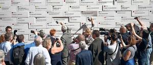 Menschen schlagen am 5. September 2017 auf dem Gendarmenmarkt in Berlin auf eine Hate-Speech-Mauer aus Styropor ein.