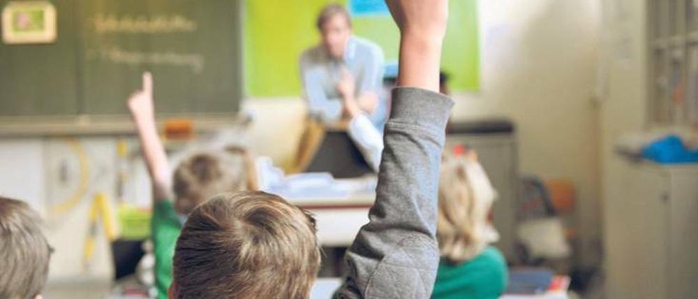 Lehramtsstudierende unterrichten während des Paxissemesters, nehmen an Elternabenden und Klassenausflügen teil.