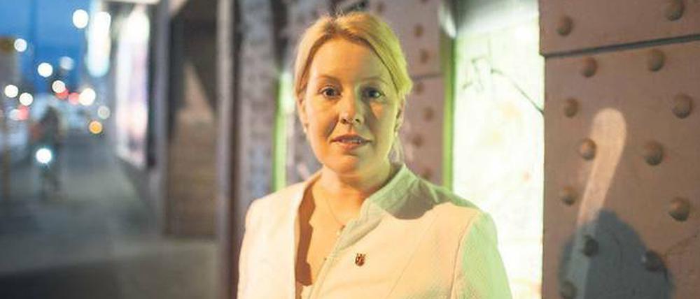 Alltag und Verbrechen. „Es gibt Orte, da passiert jeden Tag irgendwas“, sagt Franziska Giffey. Der S-Bahnhof Neukölln gehört dazu.