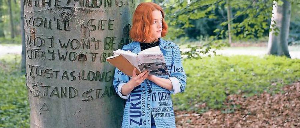 Mein Freund, der Baum. Die Autorin Julia Zange, mit Philipp Felschs Buch bewaffnet. 