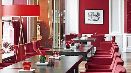 Alles sehr gediegen hier, nur in den Sesseln sitzt man etwas tief bei Tisch: das "Weinrot" im Charlottenburger Hotel Savoy.
