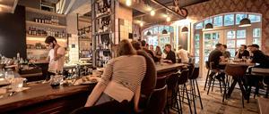 Nostalgisch-rustikales Ambiente, offene Küche - und am Tresen speist es sich so gut wie an den Tischen: Night Kitchen in der Remise in den Heckmann-Höfen an der Oranienburger Straße.