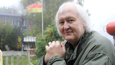 Zuhause. Erardo Rautenberg in seinem Garten in Brandenburg an der Havel, Herbst 2017.