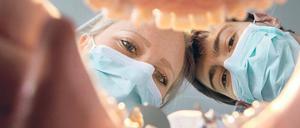 Zahnmedizinstudierende üben an einem Modell.