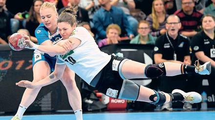 Mit links und aus der Hüfte. Die Berlinerin Jennifer Rode will mit dem deutschen Team mindestens das Halbfinale bei der Heim-WM erreichen. Foto: Monika Skolimowska/dpa