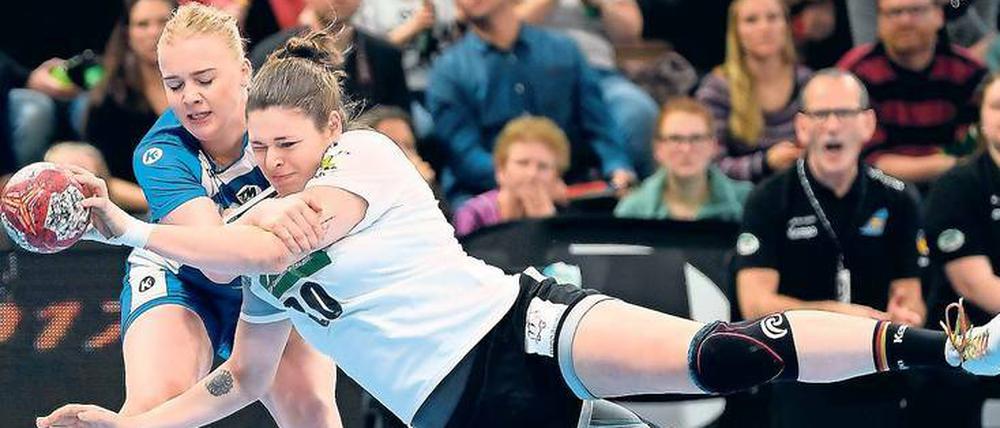 Mit links und aus der Hüfte. Die Berlinerin Jennifer Rode will mit dem deutschen Team mindestens das Halbfinale bei der Heim-WM erreichen. Foto: Monika Skolimowska/dpa