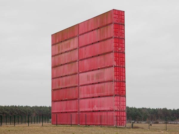 Tonnenweise. Eine gigantische Werbetafel an der Autobahn.