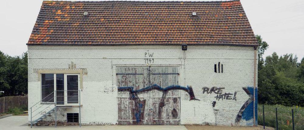 "Pure Hate" hat jemand auf diese Scheune gesprüht.