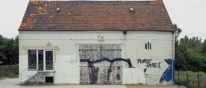 "Pure Hate" hat jemand auf diese Scheune gesprüht.