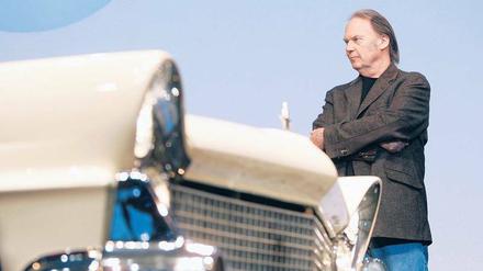 Autonarr. Neil Young mit einem 1959er Lincoln Continental Mark IV aus seiner Oldtimersammlung. 