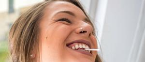 Fröhliche Menschen heben die Laune. Deshalb ist es wichtig, nette Menschen um sich herum zu haben.