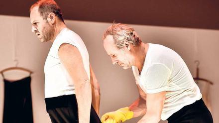 Claire (Samuel Finzi) und Solange (Wolfram Koch) in "Die Zofen".