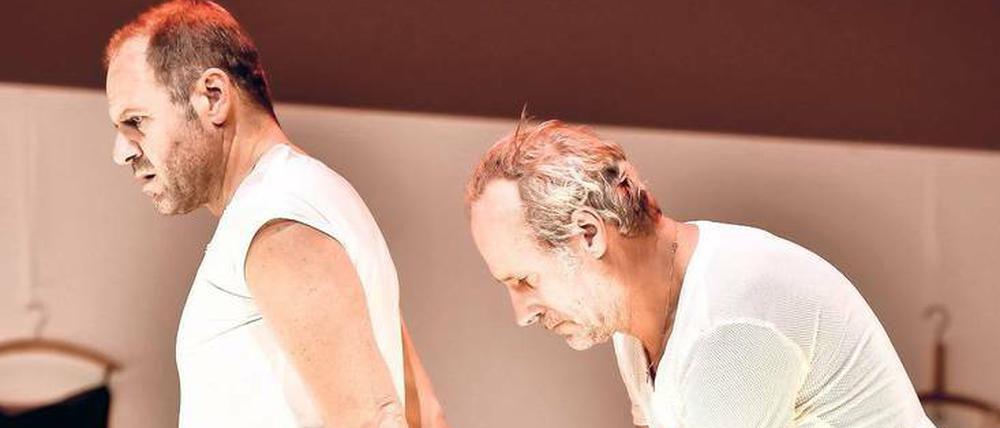 Claire (Samuel Finzi) und Solange (Wolfram Koch) in "Die Zofen".