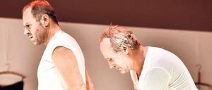 Claire (Samuel Finzi) und Solange (Wolfram Koch) in "Die Zofen".