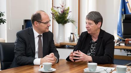 Aussprache. Bundesumweltministerin Hendricks hatte am Donnerstag Agrarminister Schmidt in ihr Ministerium eingeladen. Schmidt hat wegen seiner Zustimmung zu Glyphosat Morddrohungen erhalten. 