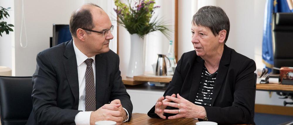 Aussprache. Bundesumweltministerin Hendricks hatte am Donnerstag Agrarminister Schmidt in ihr Ministerium eingeladen. Schmidt hat wegen seiner Zustimmung zu Glyphosat Morddrohungen erhalten.