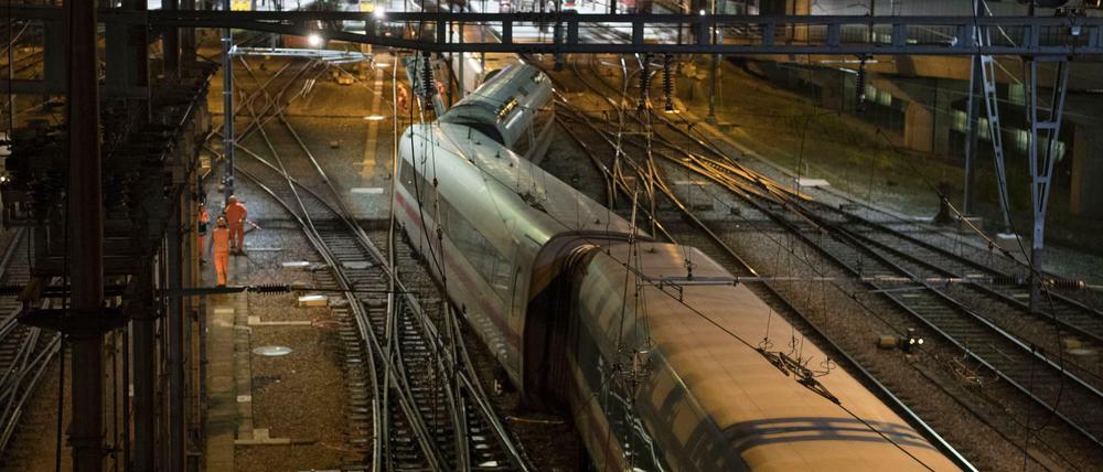 Ein teilweise entgleister ICE der Deutschen Bahn steht am 29.11.2017 im Einfahrtsbereich des Bahnhofs in Basel in der Schweiz.