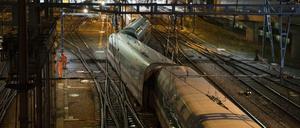 Ein teilweise entgleister ICE der Deutschen Bahn steht am 29.11.2017 im Einfahrtsbereich des Bahnhofs in Basel in der Schweiz.