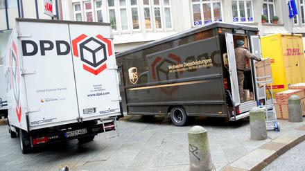 Um mit dem gestiegenen Paketaufkommen in der Weihnachtszeit klarzukommen, wollen Paketzulieferer jetzt Maßnahmen ergreifen.