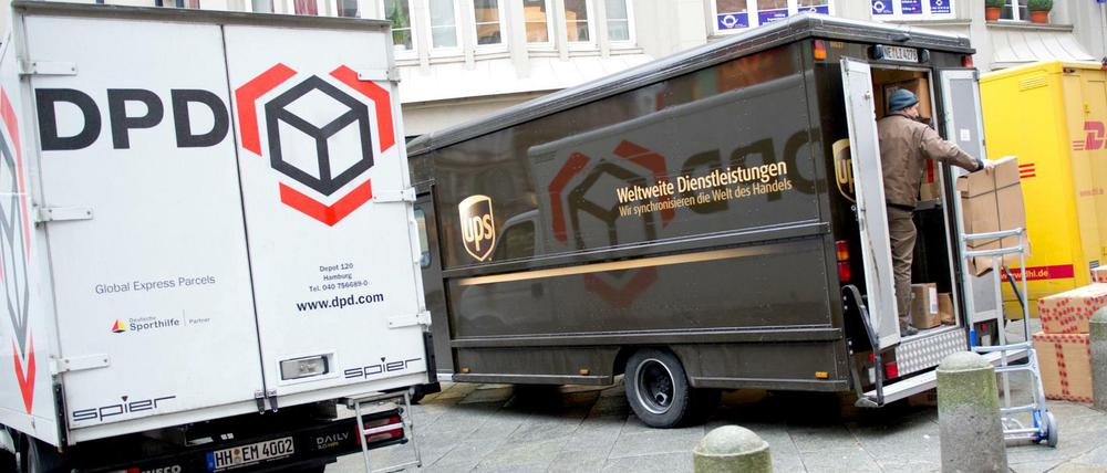 Um mit dem gestiegenen Paketaufkommen in der Weihnachtszeit klarzukommen, wollen Paketzulieferer jetzt Maßnahmen ergreifen.