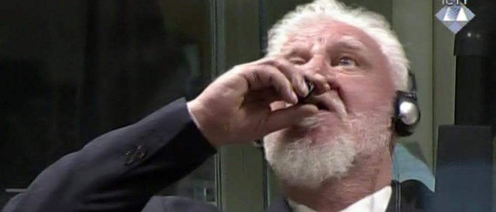 Nach der Bestätigung des Urteils des UN-Kriegsverbrechertribunals in Den Haag führt der Angeklagte Slobodan Praljak eine Flasche an seinen Mund.