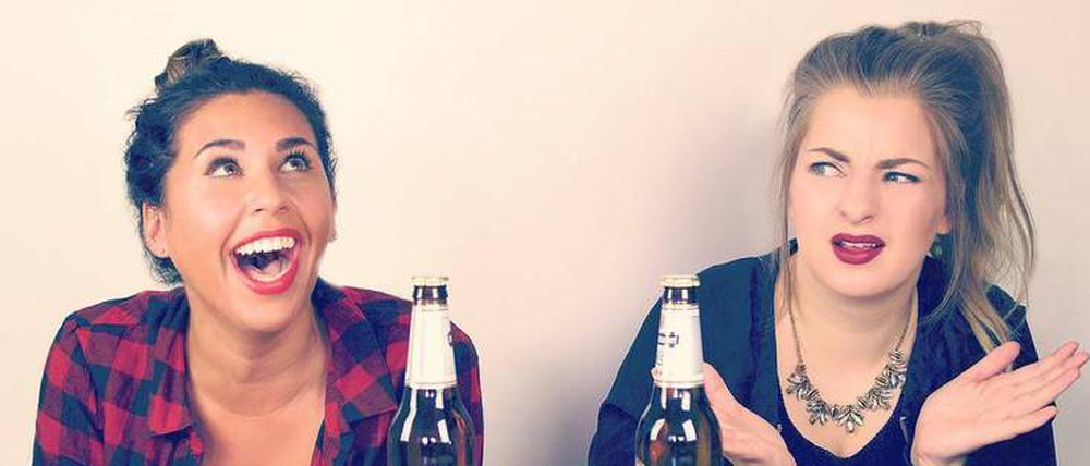 In Kneipenlaune. Ariana Baborie und Laura Larsson sind Radiomoderatorinnen und in ihrer Freizeit die Stimmen hinter „Herrengedeck“.