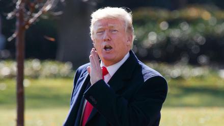 Mal ruft er und mal twittert er. US-Präsident Donald Trump hat mit rassistischen Tweets für Ärger gesorgt.