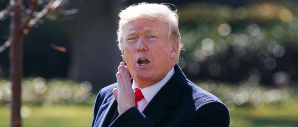 Mal ruft er und mal twittert er. US-Präsident Donald Trump hat mit rassistischen Tweets für Ärger gesorgt.