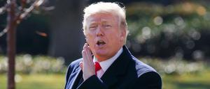 Mal ruft er und mal twittert er. US-Präsident Donald Trump hat mit rassistischen Tweets für Ärger gesorgt.