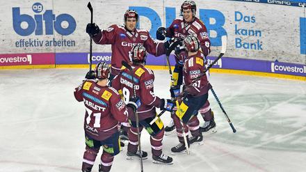 Jubelpose. Bei den Eisbären läuft es in dieser Saison endlich wieder nach Plan - zumindest bis jetzt.