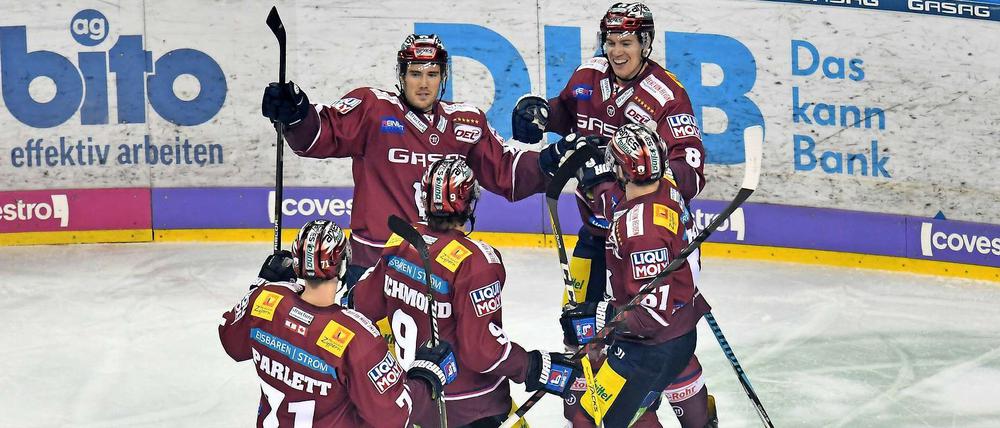 Jubelpose. Bei den Eisbären läuft es in dieser Saison endlich wieder nach Plan - zumindest bis jetzt.