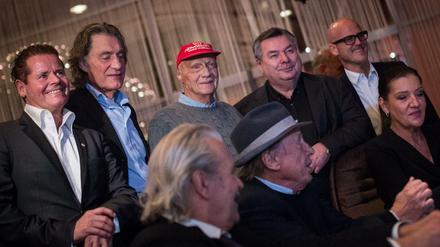 Prominent gespielt. Die Pokerrunde um Gastgeber Niki Lauda.
