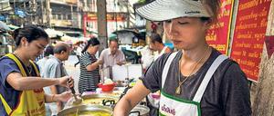 In den Garküchen gibt es das traditionelle Essen direkt an der Straße.