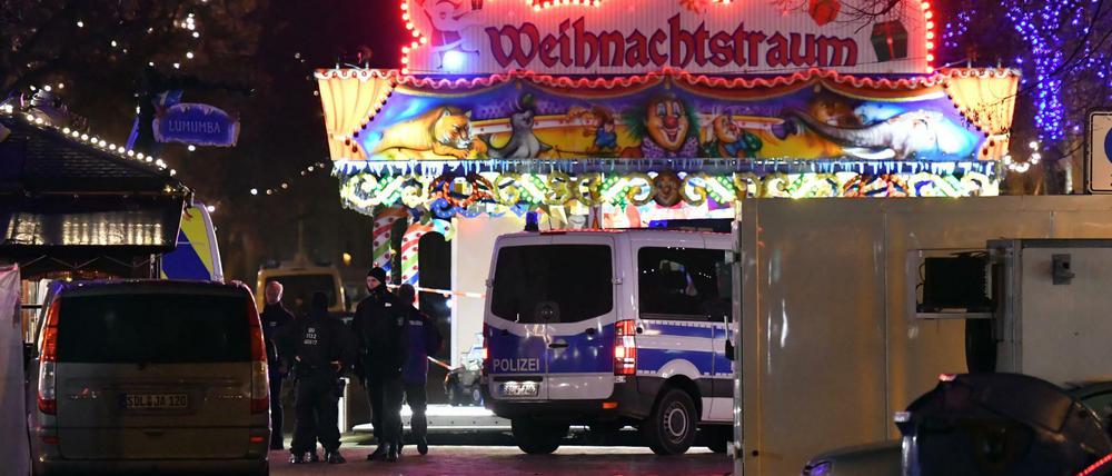Polizisten sperren die Straßen um einen Weihnachtsmarkt in der Innenstadt von Potsdam ab. 