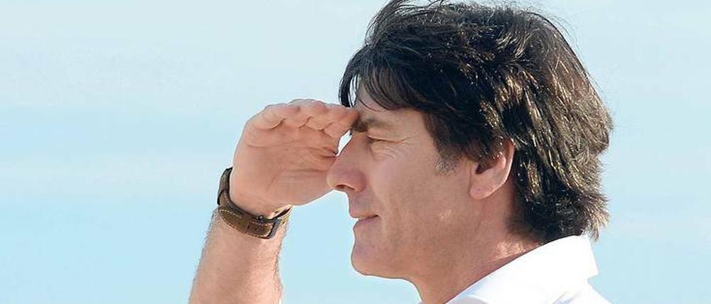Wohin geht die Reise? Beim WM-Turnier 2014 in Brasilien verließ Bundestrainer Joachim Löw das Campo Bahia des Öfteren Richtung Meer und suchte dort Entspannung. 