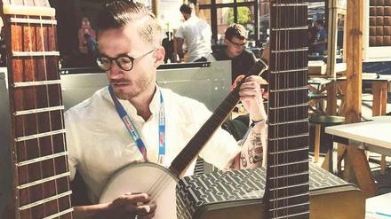 Handgemacht in Berlin. Dominik Sedlmayr macht aus Krempel Instrumente. Er selbst spielt Gitarre, Ukulele, Banjo und Bass.