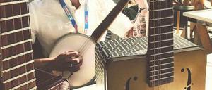 Handgemacht in Berlin. Dominik Sedlmayr macht aus Krempel Instrumente. Er selbst spielt Gitarre, Ukulele, Banjo und Bass.