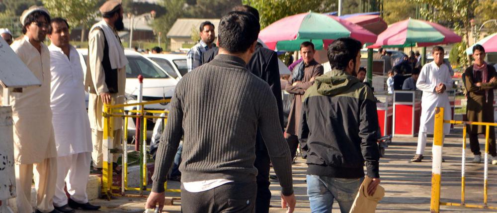 Abgelehnte Asylbewerber kommen mit einem Abschiebeflug aus Düsseldorf in Kabul (Afghanistan) an.