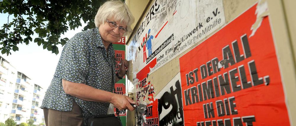 Seit Jahren aktiv. Irmela Mensah-Schramm 2012 beim Entfernen von Nazi-Aufklebern in Berlin-Schöneweide.