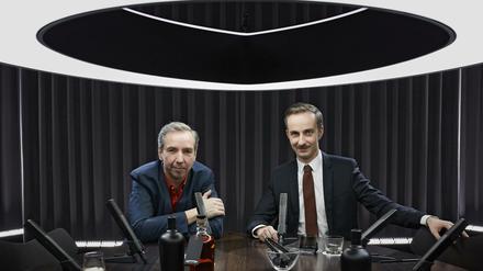 Olli Schulz und Jan Böhmermann in der Kulisse ihrer ZDFneo-Fernsehtalkshow "Schulz und Böhmermann". 