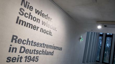 Eine Sonderausstellung im NS-Dokumentationszentrum in München dokumentiert Aktivitäten der extremen Rechten seit 1945. 