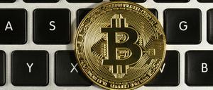 Bitcoins sind eine digitale Währung - die goldene Münze ist ein Symbol für sie geworden.