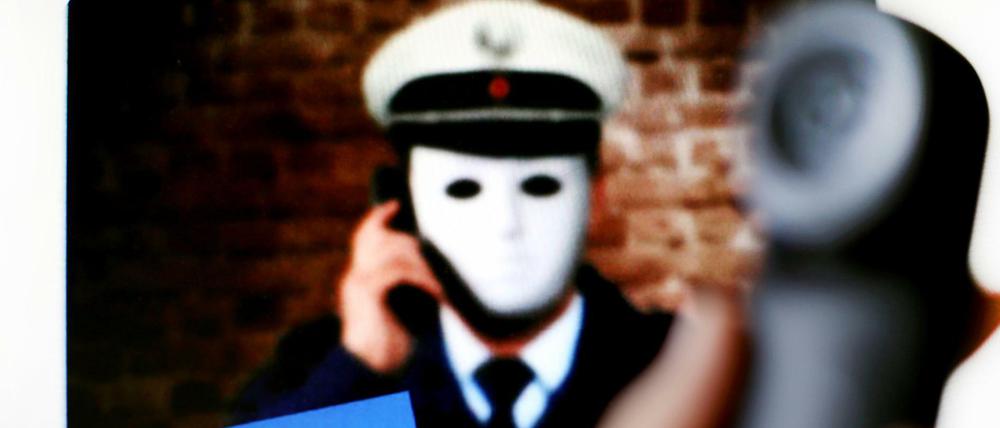 Derzeit ist der Polizistentrick in Deutschland sehr beliebt. Die Polizei in Nordrhein-Westfalen warnte mit diesem Plakat vor Betrügern.