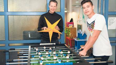 Vereinsvorsitzender Engelbert Diegmann (l.) und Raphael Hampel, Kapitän der Deutschen Junioren-Nationalmannschaft im Tischfußball und Weltmeister. 