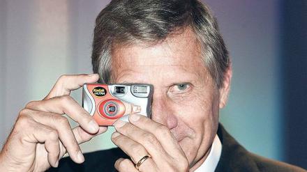 Gerne mit Durchblick: Ex-ARD-Journalist Ulrich Wickert wird 75. Foto: dpa