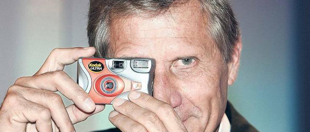 Gerne mit Durchblick: Ex-ARD-Journalist Ulrich Wickert wird 75. Foto: dpa