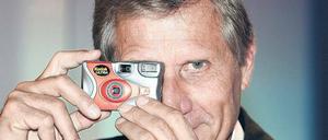 Gerne mit Durchblick: Ex-ARD-Journalist Ulrich Wickert wird 75. Foto: dpa