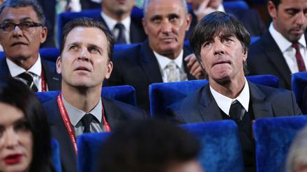 Die Vorfreude im Blick. Bundestrainer Löw (r.) nahm die Auslosung mit der gewohnten Gelassenheit zur Kenntnis.